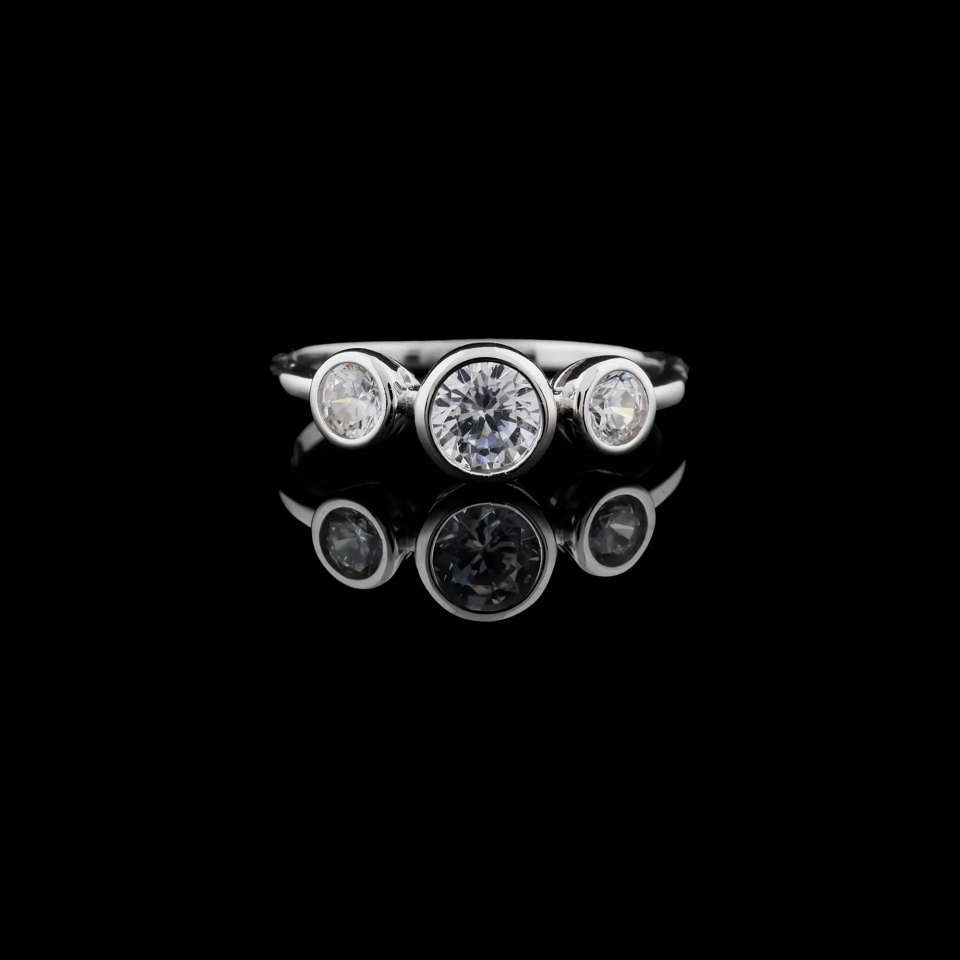 LUNA TRIO SOLITAIRE RING